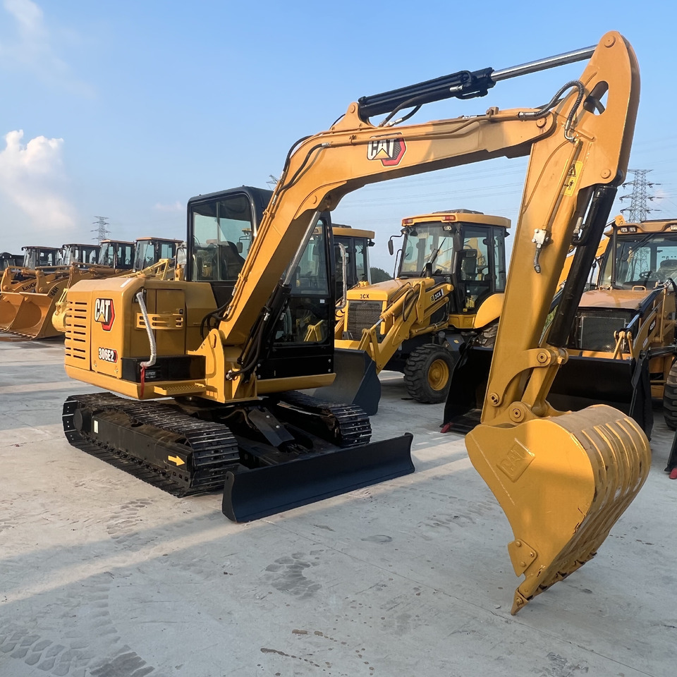 Caterpillar 306E2 - Minikotró: 1 kép. Caterpillar 306E2 - Minikotró: 1 kép.
