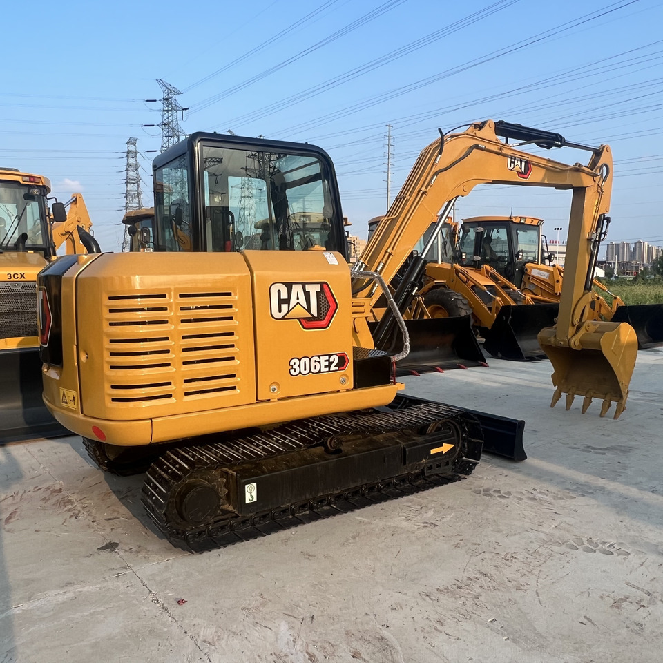 Caterpillar 306E2 - Minikotró: 4 kép. Caterpillar 306E2 - Minikotró: 4 kép.