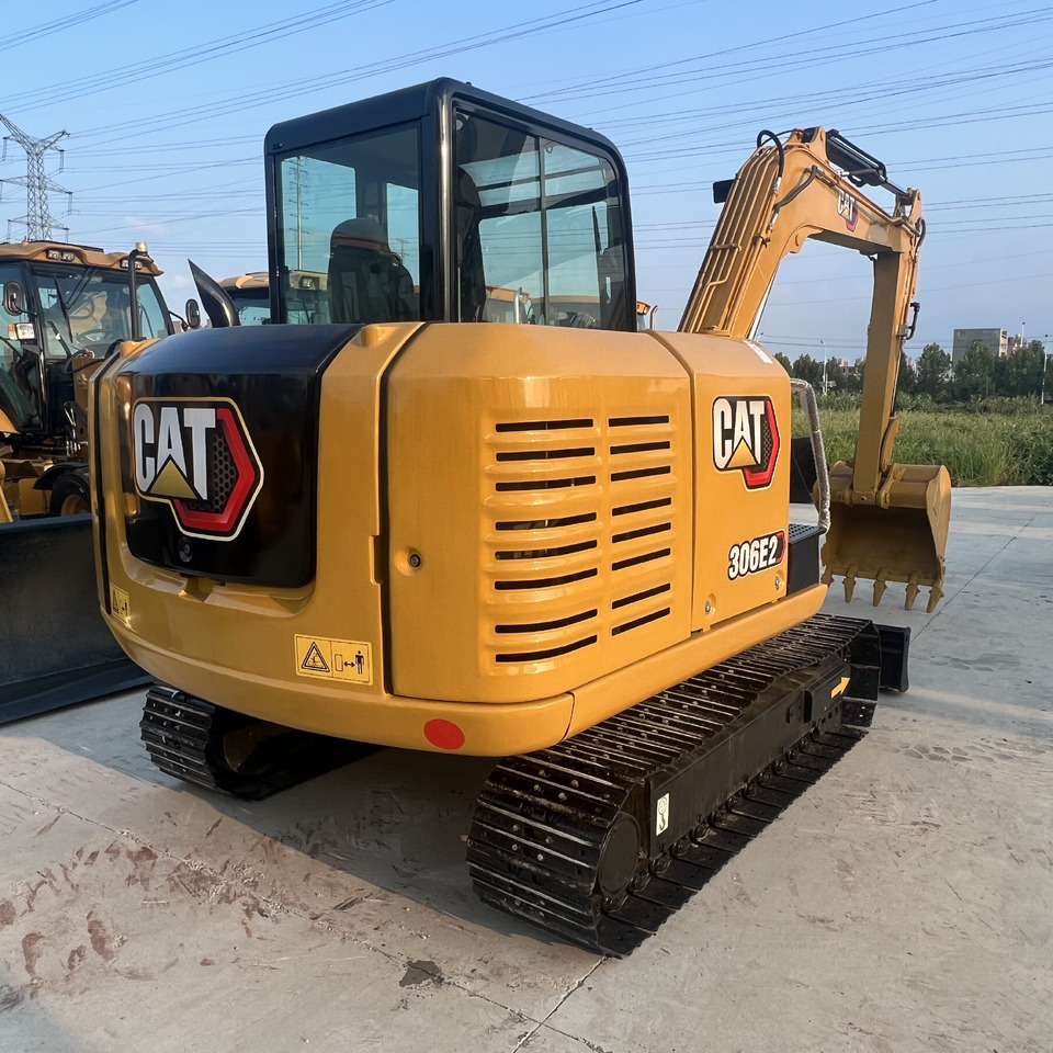 Caterpillar 306E2 - Minikotró: 2 kép. Caterpillar 306E2 - Minikotró: 2 kép.