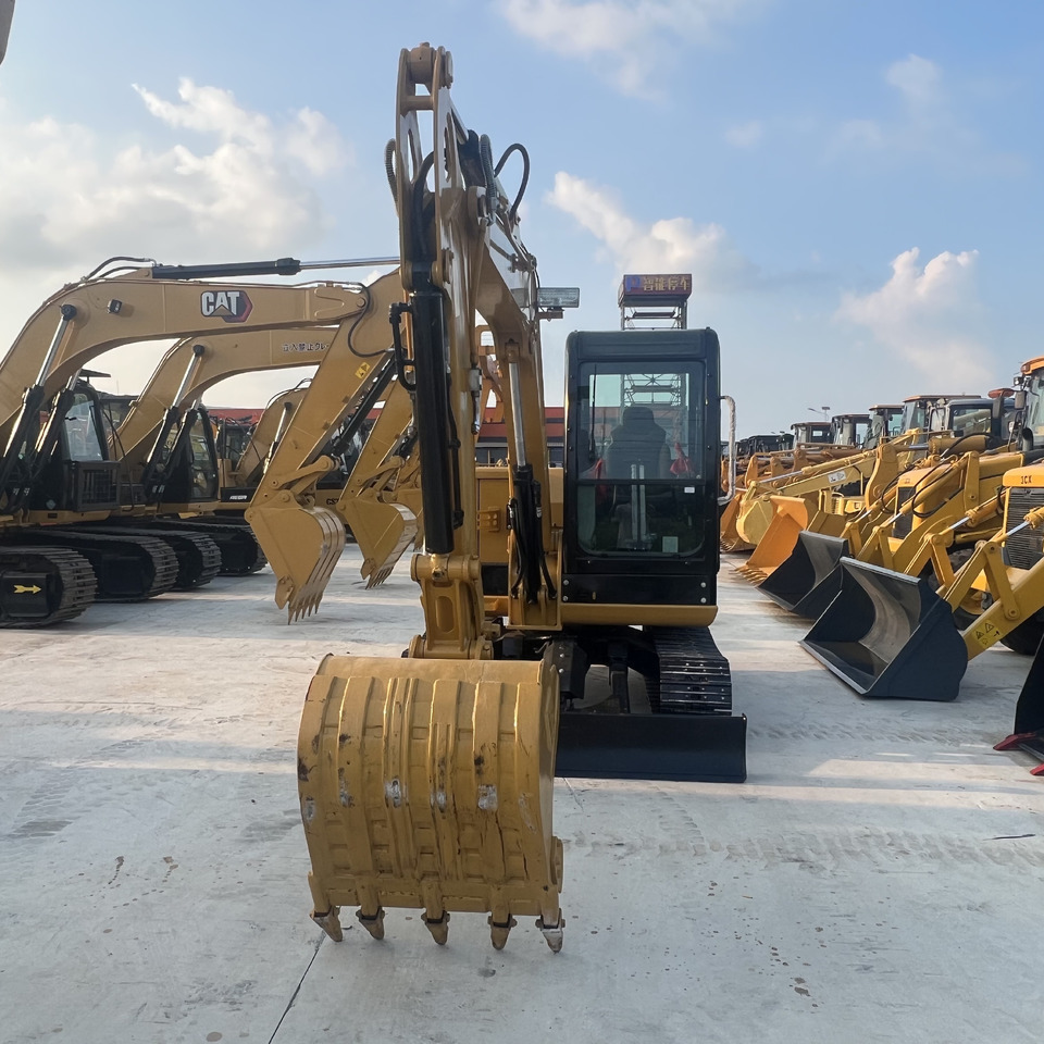 Caterpillar 306E2 - Minikotró: 5 kép. Caterpillar 306E2 - Minikotró: 5 kép.