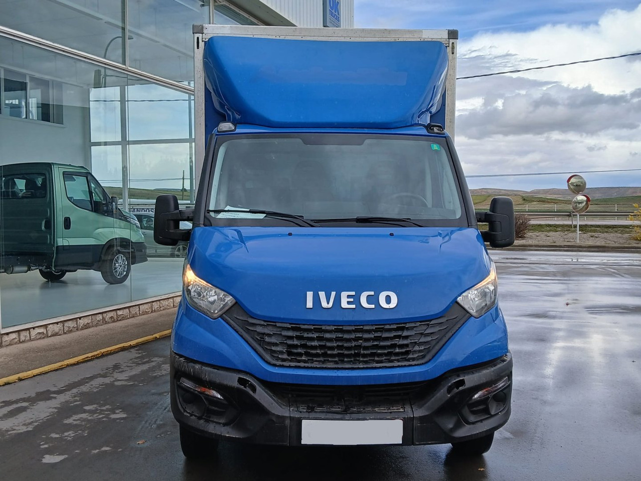 Caja cerrada IVECO 35C16 20m3 - Dobozos kisteherautó: 2 kép. Caja cerrada IVECO 35C16 20m3 - Dobozos kisteherautó: 2 kép.