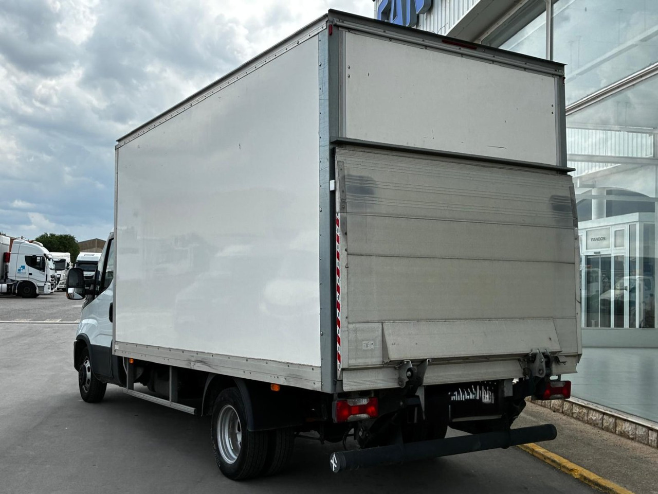 Caja cerrada IVECO 35C16 20m3 - Dobozos kisteherautó: 4 kép. Caja cerrada IVECO 35C16 20m3 - Dobozos kisteherautó: 4 kép.