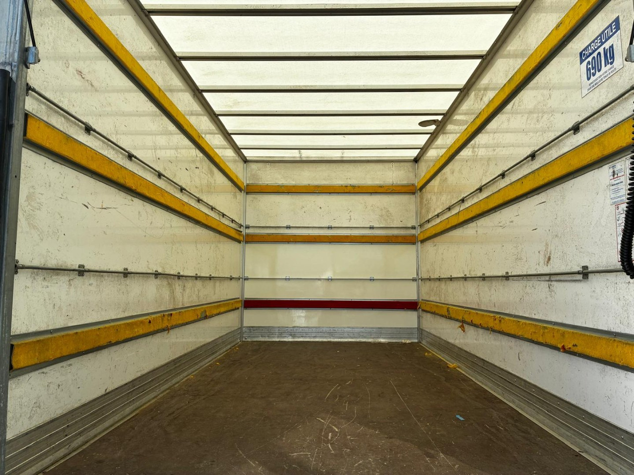 Caja cerrada IVECO 35C16 20m3 - Dobozos kisteherautó: 5 kép. Caja cerrada IVECO 35C16 20m3 - Dobozos kisteherautó: 5 kép.