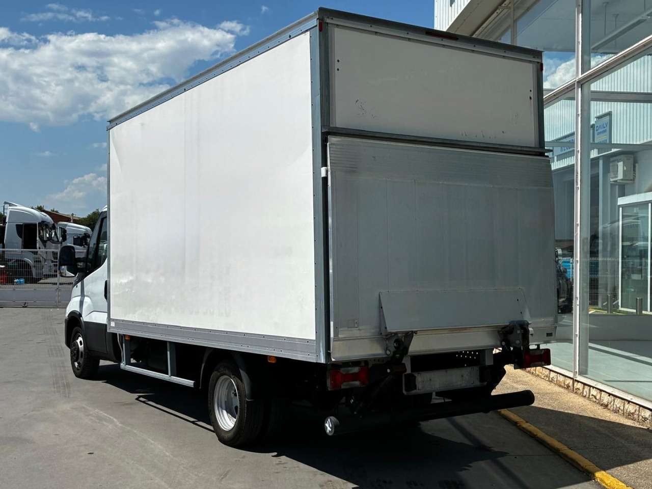 Caja cerrada IVECO 35C16 20m3 - Dobozos kisteherautó: 4 kép. Caja cerrada IVECO 35C16 20m3 - Dobozos kisteherautó: 4 kép.
