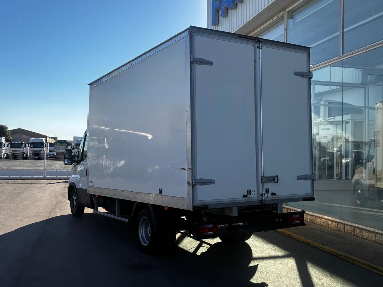 Caja cerrada IVECO 35C16 20m3 con puertas traseras - Dobozos kisteherautó: 4 kép. Caja cerrada IVECO 35C16 20m3 con puertas traseras - Dobozos kisteherautó: 4 kép.