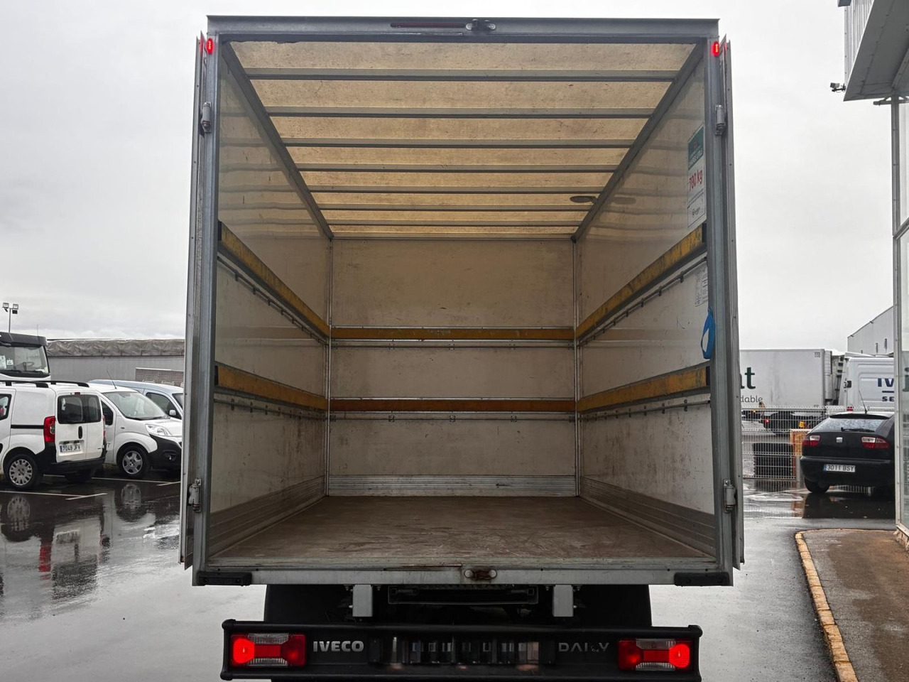 Caja cerrada IVECO 35C16 20m3 con puertas traseras - Dobozos kisteherautó: 5 kép. Caja cerrada IVECO 35C16 20m3 con puertas traseras - Dobozos kisteherautó: 5 kép.