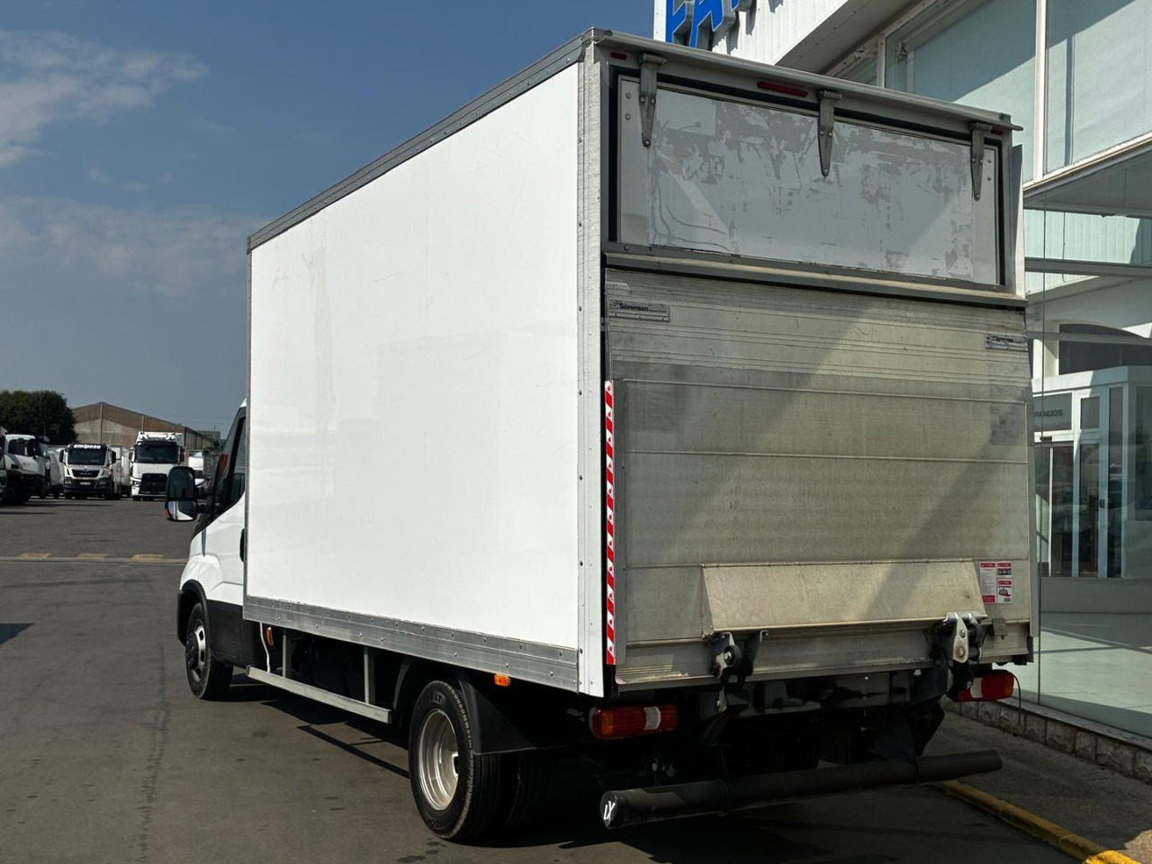 Caja cerrada IVECO 35C16 3.0 20m3 - Dobozos kisteherautó: 4 kép. Caja cerrada IVECO 35C16 3.0 20m3 - Dobozos kisteherautó: 4 kép.