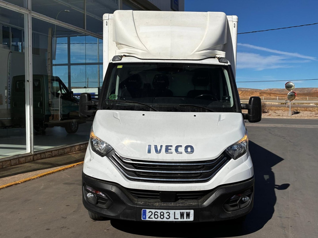 Caja cerrada con plataforma elevadora IVECO 35C14 20m3 con puerta lateral - Dobozos kisteherautó: 2 kép. Caja cerrada con plataforma elevadora IVECO 35C14 20m3 con puerta lateral - Dobozos kisteherautó: 2 kép.