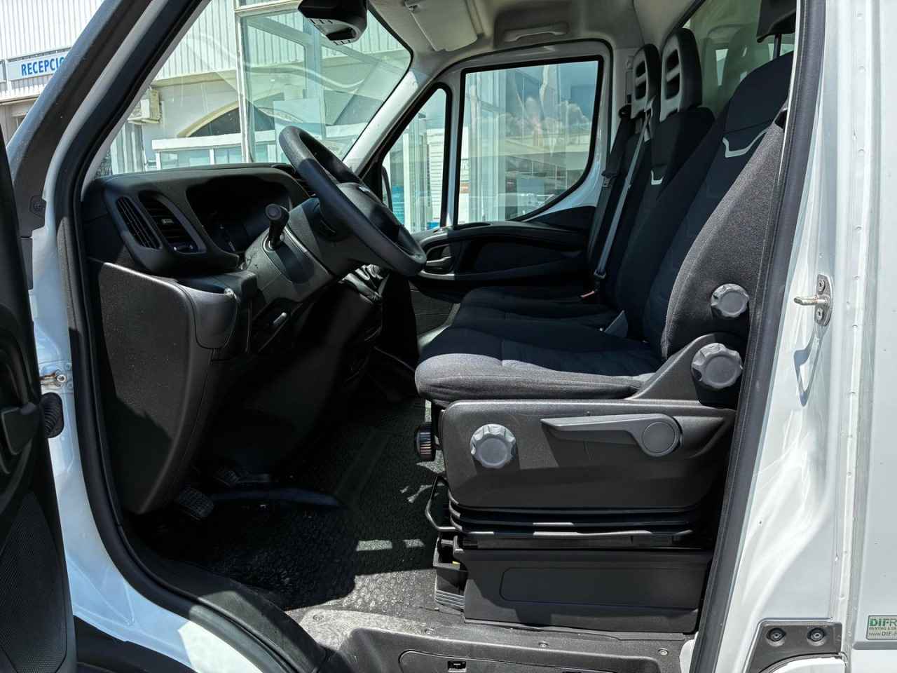 Caja cerrada con plataforma elevadora IVECO 35C16 20m3 - Dobozos kisteherautó: 5 kép. Caja cerrada con plataforma elevadora IVECO 35C16 20m3 - Dobozos kisteherautó: 5 kép.