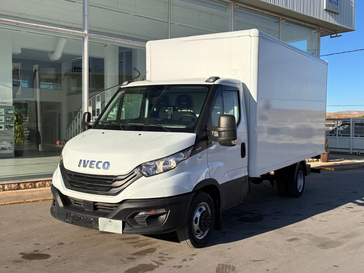 Caja cerrada con plataforma elevadora IVECO 35C16 20m3 - Dobozos kisteherautó: 1 kép. Caja cerrada con plataforma elevadora IVECO 35C16 20m3 - Dobozos kisteherautó: 1 kép.