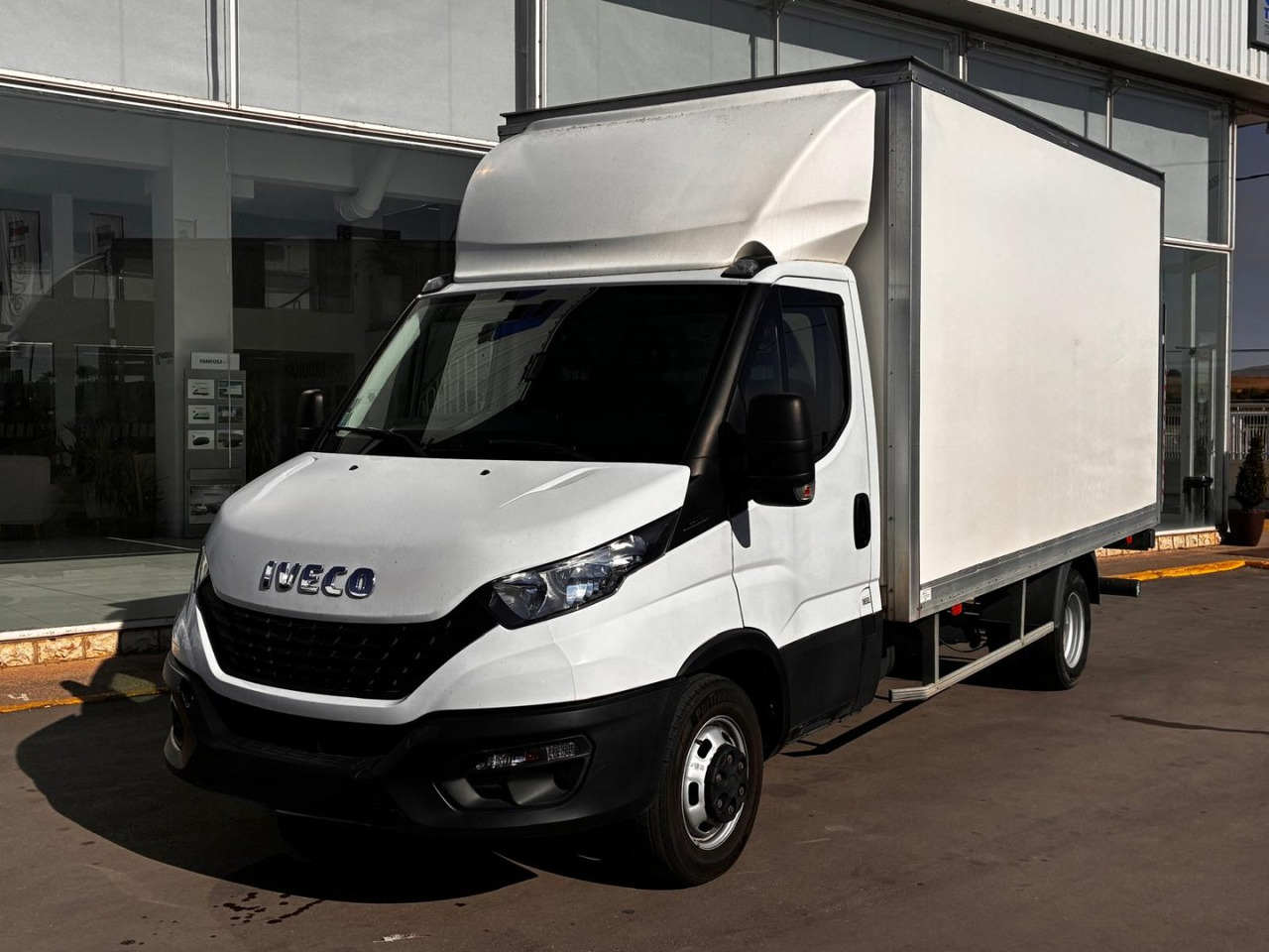 Caja cerrada con plataforma elevadora IVECO 35C16 20m3 - Dobozos kisteherautó: 1 kép. Caja cerrada con plataforma elevadora IVECO 35C16 20m3 - Dobozos kisteherautó: 1 kép.
