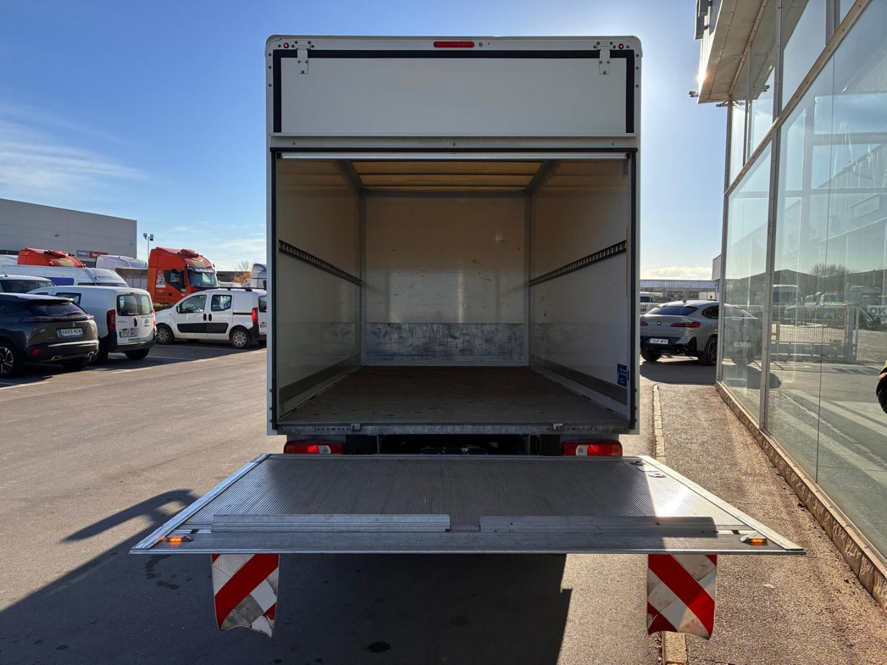 Caja cerrada con plataforma elevadora IVECO 35C16 20m3 - Dobozos kisteherautó: 5 kép. Caja cerrada con plataforma elevadora IVECO 35C16 20m3 - Dobozos kisteherautó: 5 kép.
