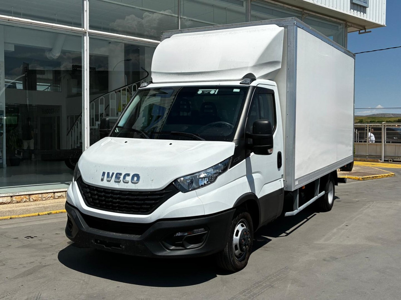 Caja cerrada con plataforma elevadora IVECO 35C16 20m3 - Dobozos kisteherautó: 1 kép. Caja cerrada con plataforma elevadora IVECO 35C16 20m3 - Dobozos kisteherautó: 1 kép.