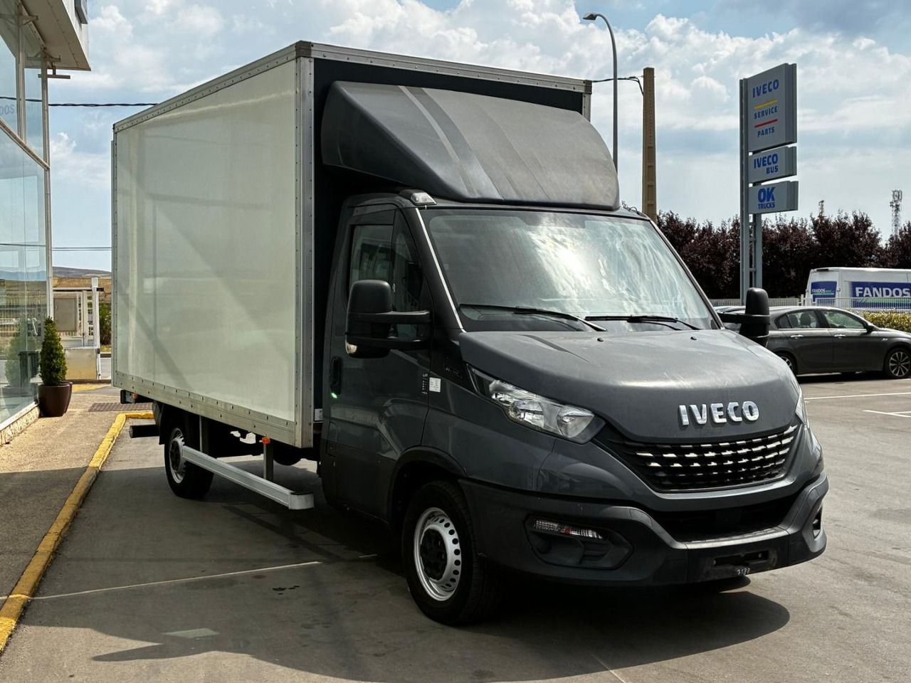 Caja cerrada con plataforma elevadora IVECO 35C16 20m3 - Dobozos kisteherautó: 3 kép. Caja cerrada con plataforma elevadora IVECO 35C16 20m3 - Dobozos kisteherautó: 3 kép.
