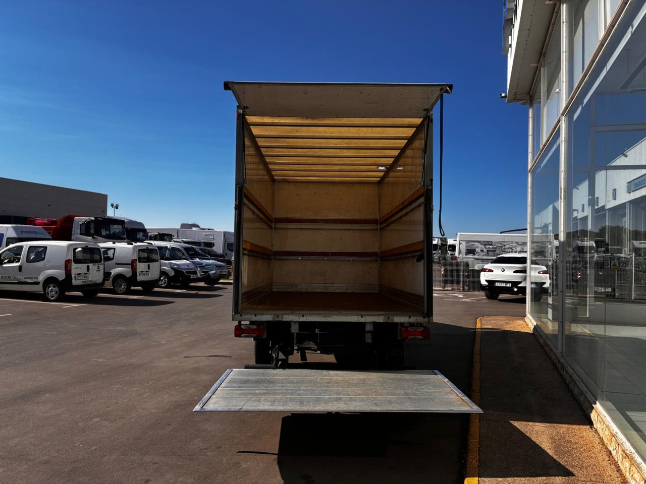 Caja cerrada con plataforma elevadora IVECO 35C16 20m3 - Dobozos kisteherautó: 5 kép. Caja cerrada con plataforma elevadora IVECO 35C16 20m3 - Dobozos kisteherautó: 5 kép.