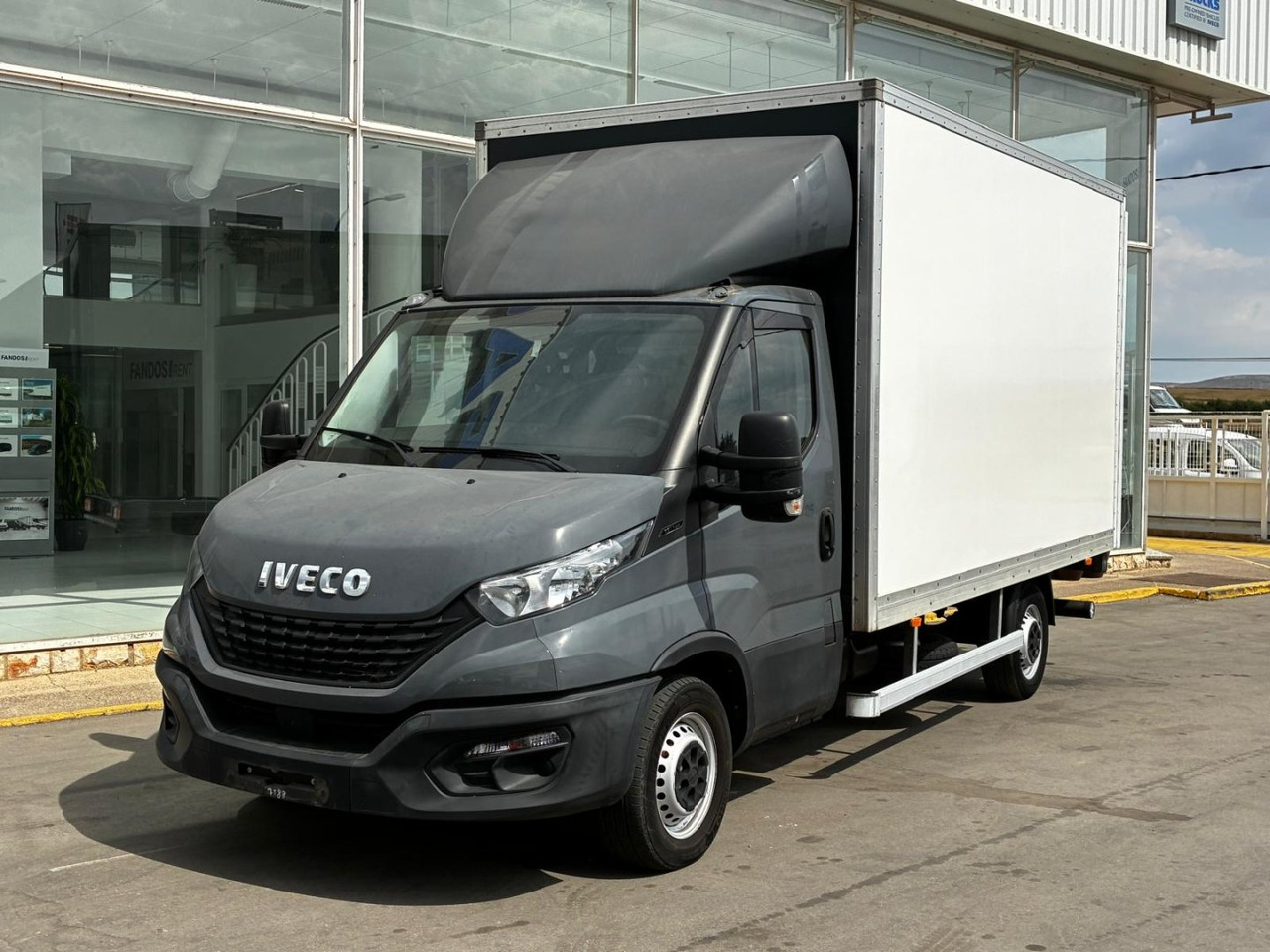 Caja cerrada con plataforma elevadora IVECO 35C16 20m3 - Dobozos kisteherautó: 1 kép. Caja cerrada con plataforma elevadora IVECO 35C16 20m3 - Dobozos kisteherautó: 1 kép.