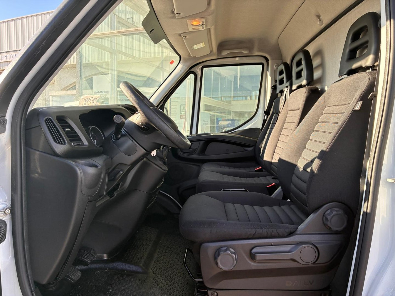 Caja cerrada con plataforma elevadora IVECO 35C16 20m3 - Dobozos kisteherautó: 5 kép. Caja cerrada con plataforma elevadora IVECO 35C16 20m3 - Dobozos kisteherautó: 5 kép.