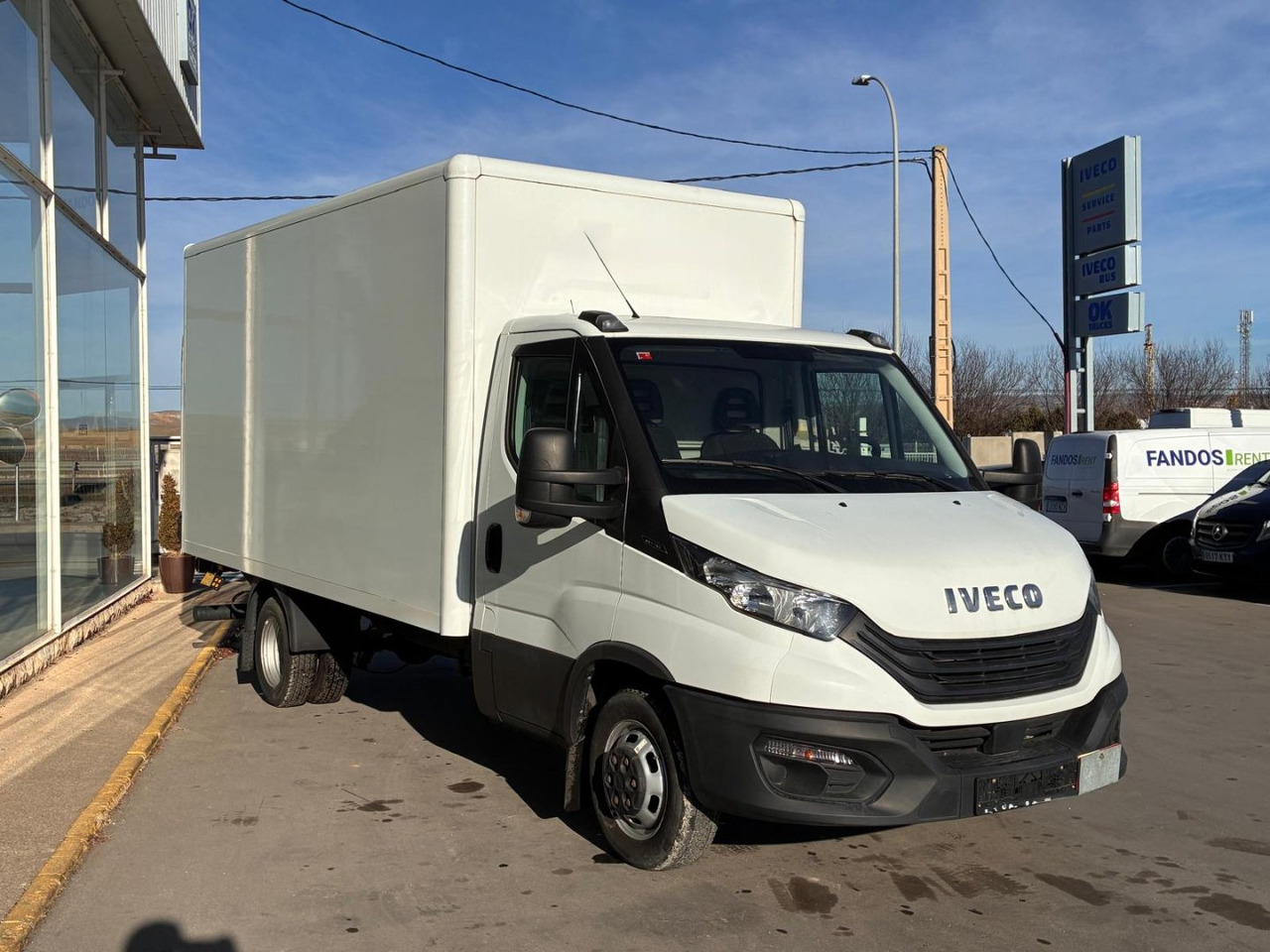 Caja cerrada con plataforma elevadora IVECO 35C16 20m3 - Dobozos kisteherautó: 3 kép. Caja cerrada con plataforma elevadora IVECO 35C16 20m3 - Dobozos kisteherautó: 3 kép.