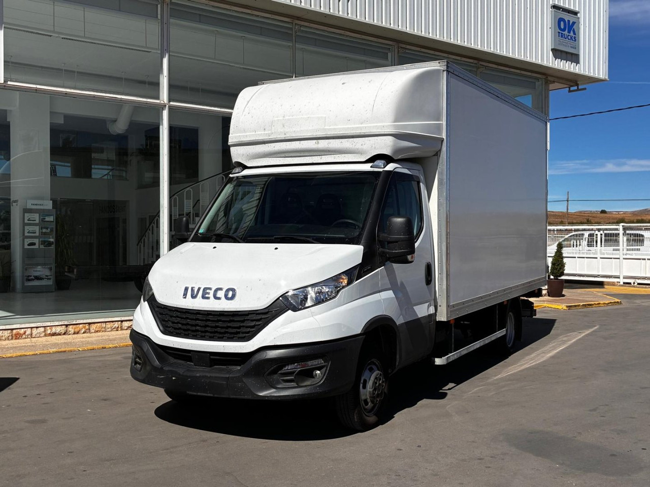 Caja cerrada con plataforma elevadora IVECO 35C16 20m3 con puerta lateral - Dobozos kisteherautó: 1 kép. Caja cerrada con plataforma elevadora IVECO 35C16 20m3 con puerta lateral - Dobozos kisteherautó: 1 kép.