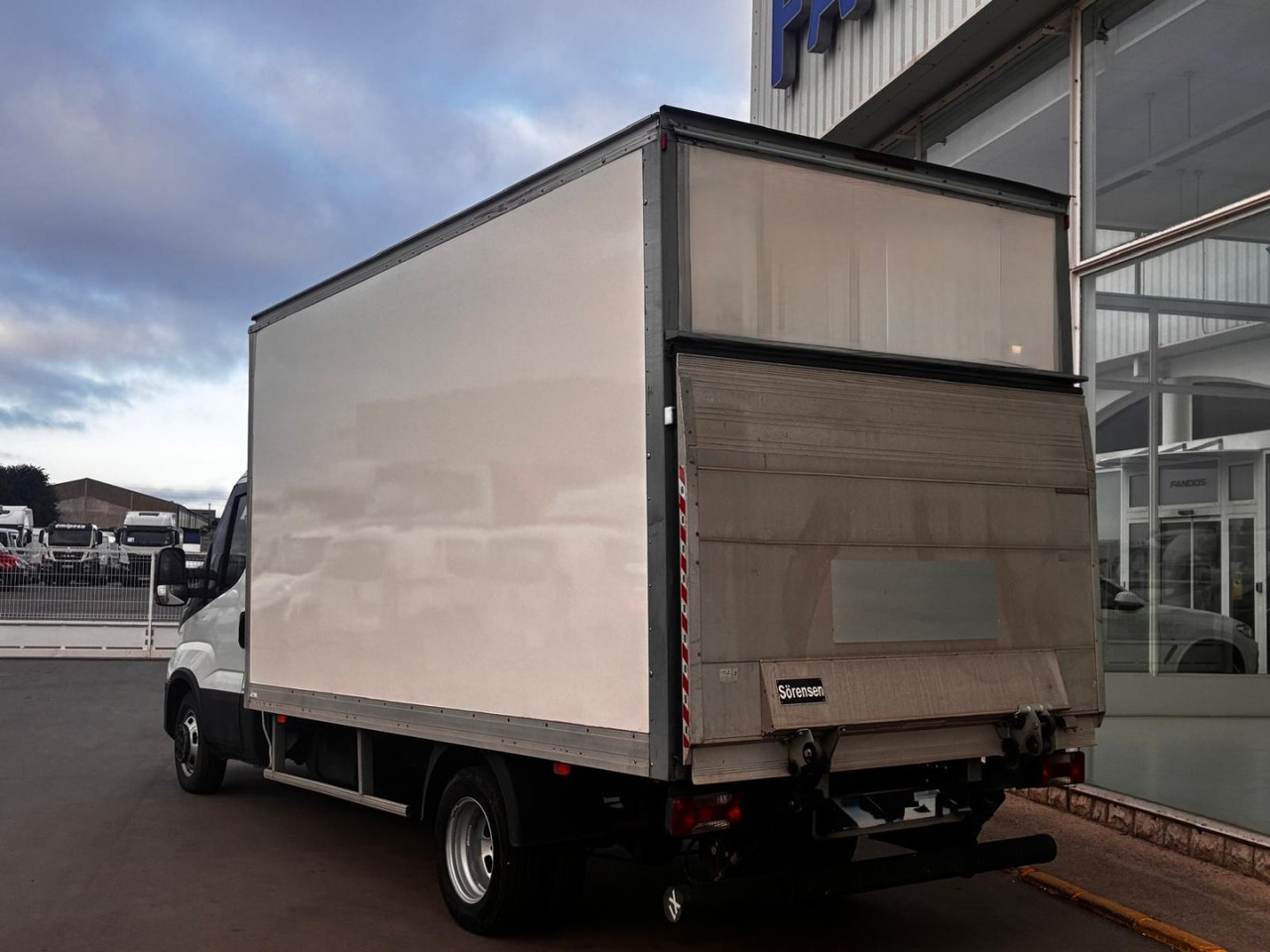 Caja cerrada con plataforma elevadora IVECO 35C16 3.0 20m3 - Dobozos kisteherautó: 4 kép. Caja cerrada con plataforma elevadora IVECO 35C16 3.0 20m3 - Dobozos kisteherautó: 4 kép.