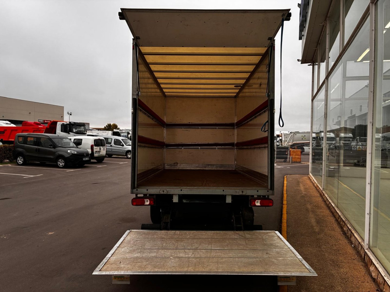 Caja cerrada con plataforma elevadora IVECO 35C16 3.0 20m3 - Dobozos kisteherautó: 5 kép. Caja cerrada con plataforma elevadora IVECO 35C16 3.0 20m3 - Dobozos kisteherautó: 5 kép.