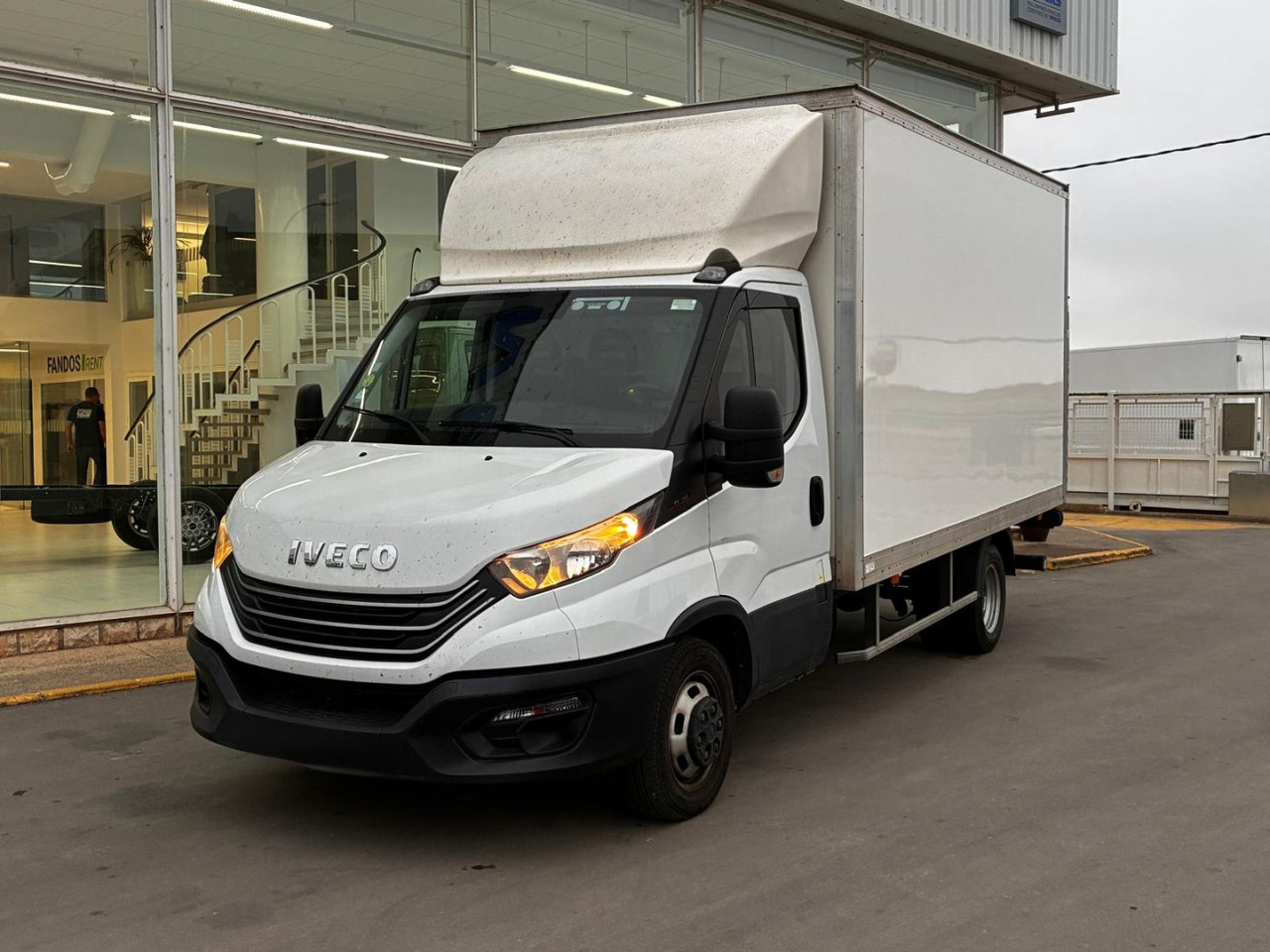 Caja cerrada con plataforma elevadora IVECO 35C16 3.0 20m3 - Dobozos kisteherautó: 1 kép. Caja cerrada con plataforma elevadora IVECO 35C16 3.0 20m3 - Dobozos kisteherautó: 1 kép.