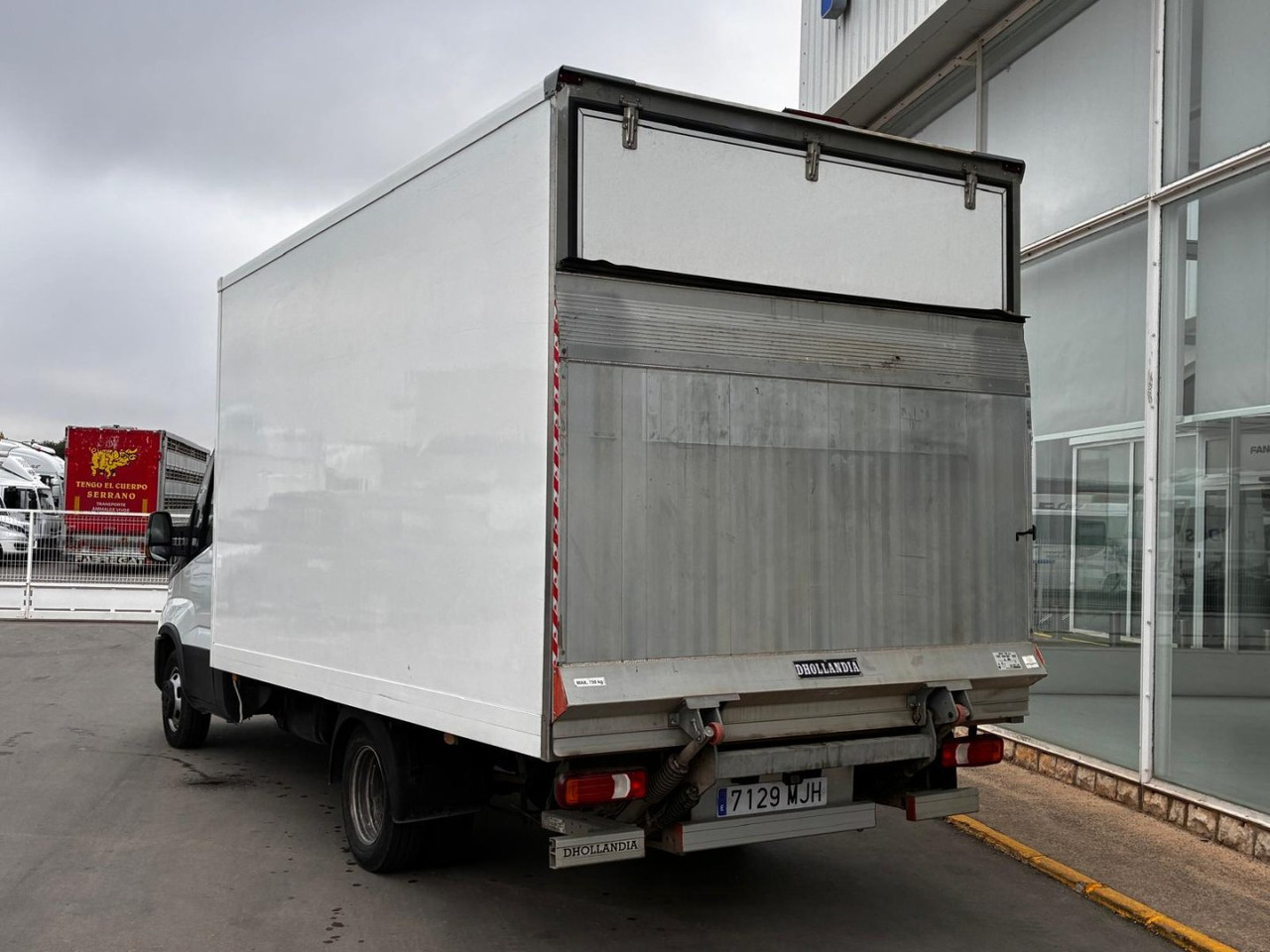 Caja cerrada con plataforma elevadora IVECO 35C16 3.0 20m3 con puerta lateral - Dobozos kisteherautó: 4 kép. Caja cerrada con plataforma elevadora IVECO 35C16 3.0 20m3 con puerta lateral - Dobozos kisteherautó: 4 kép.