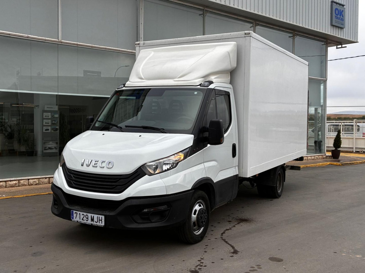 Caja cerrada con plataforma elevadora IVECO 35C16 3.0 20m3 con puerta lateral - Dobozos kisteherautó: 1 kép. Caja cerrada con plataforma elevadora IVECO 35C16 3.0 20m3 con puerta lateral - Dobozos kisteherautó: 1 kép.