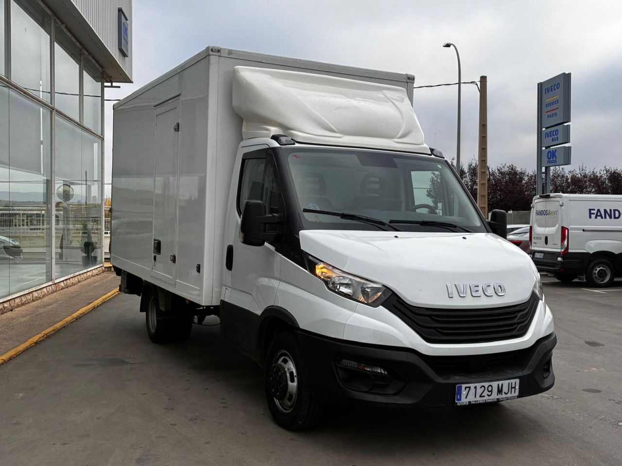 Caja cerrada con plataforma elevadora IVECO 35C16 3.0 20m3 con puerta lateral - Dobozos kisteherautó: 3 kép. Caja cerrada con plataforma elevadora IVECO 35C16 3.0 20m3 con puerta lateral - Dobozos kisteherautó: 3 kép.
