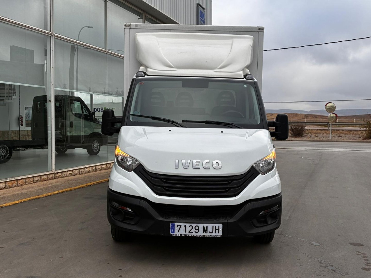 Caja cerrada con plataforma elevadora IVECO 35C16 3.0 20m3 con puerta lateral - Dobozos kisteherautó: 2 kép. Caja cerrada con plataforma elevadora IVECO 35C16 3.0 20m3 con puerta lateral - Dobozos kisteherautó: 2 kép.