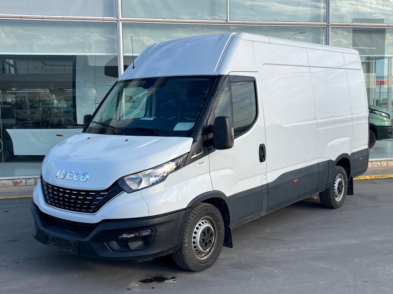 Furgón IVECO 35S14 12m3 - Furgon: 1 kép. Furgón IVECO 35S14 12m3 - Furgon: 1 kép.