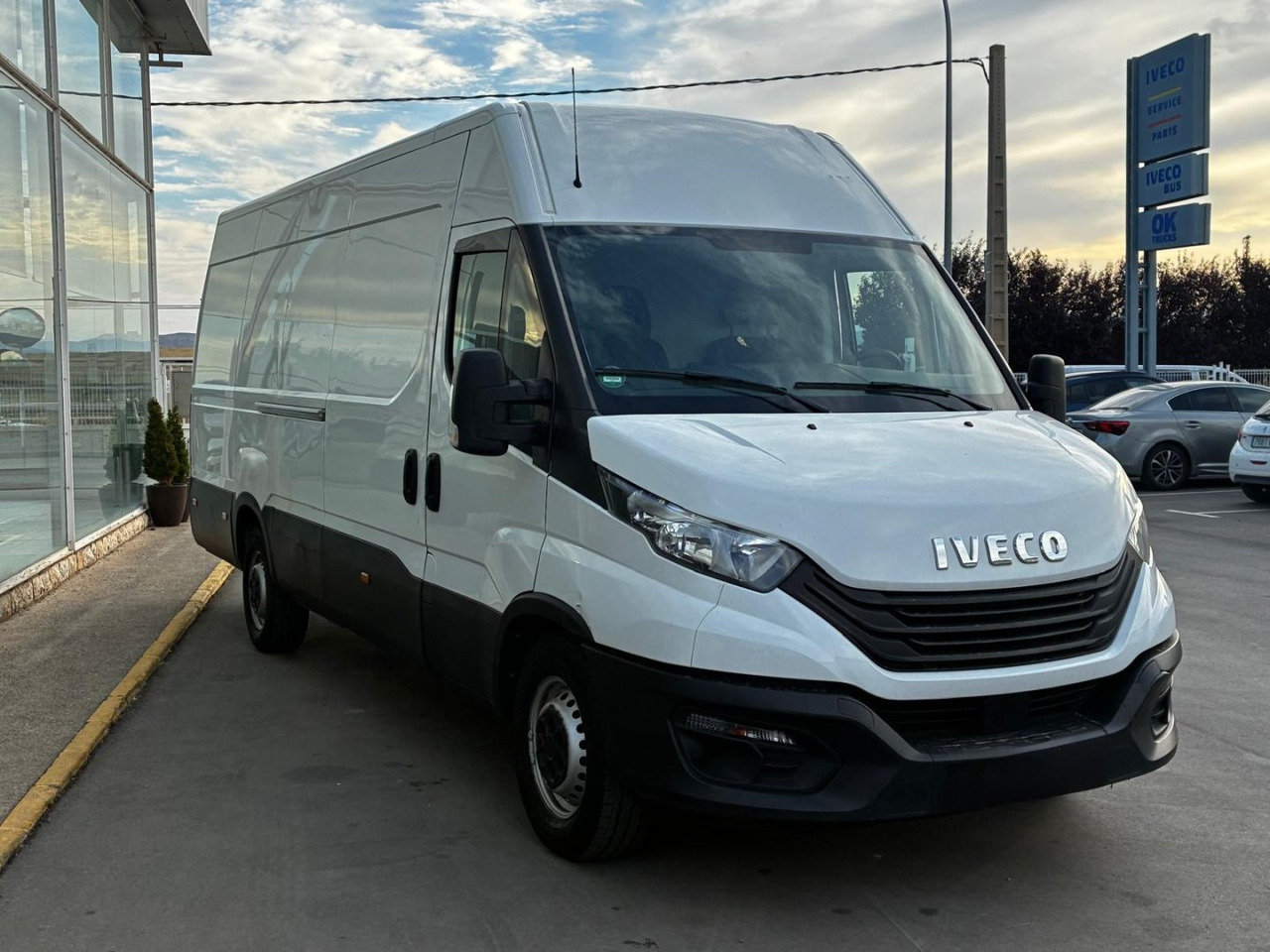 Furgón IVECO 35S14 V 16m3 - Furgon: 3 kép. Furgón IVECO 35S14 V 16m3 - Furgon: 3 kép.