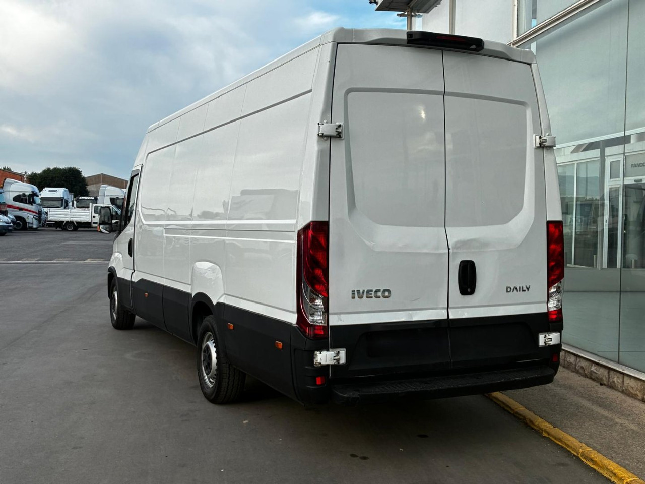 Furgón IVECO 35S14 V 16m3 - Furgon: 4 kép. Furgón IVECO 35S14 V 16m3 - Furgon: 4 kép.