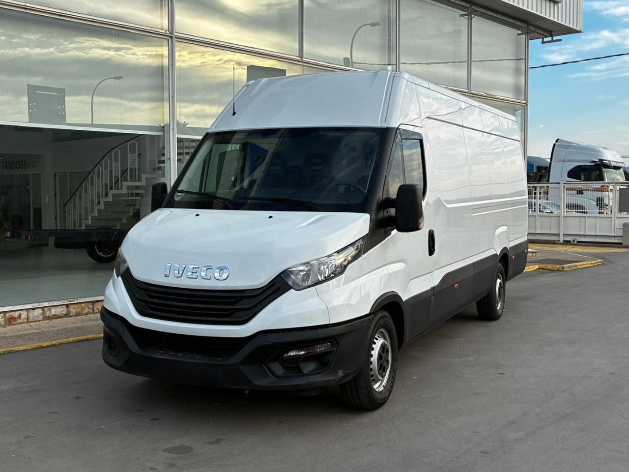Furgón IVECO 35S14 V 16m3 - Furgon: 1 kép. Furgón IVECO 35S14 V 16m3 - Furgon: 1 kép.