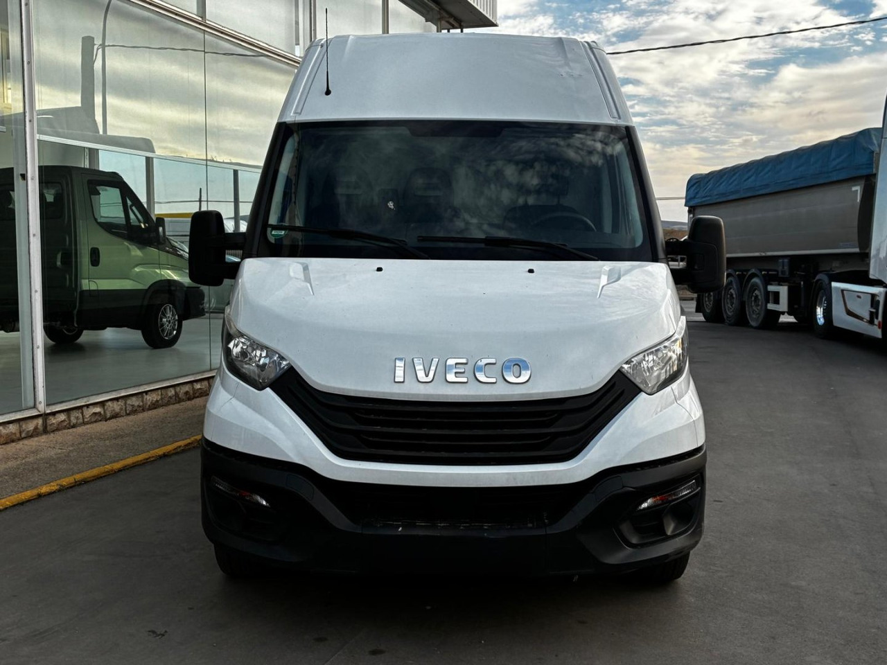 Furgón IVECO 35S14 V 16m3 - Furgon: 2 kép. Furgón IVECO 35S14 V 16m3 - Furgon: 2 kép.