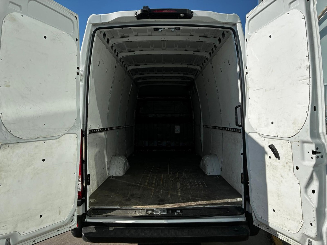 Furgón IVECO 35S14 V 16m3 - Furgon: 4 kép. Furgón IVECO 35S14 V 16m3 - Furgon: 4 kép.