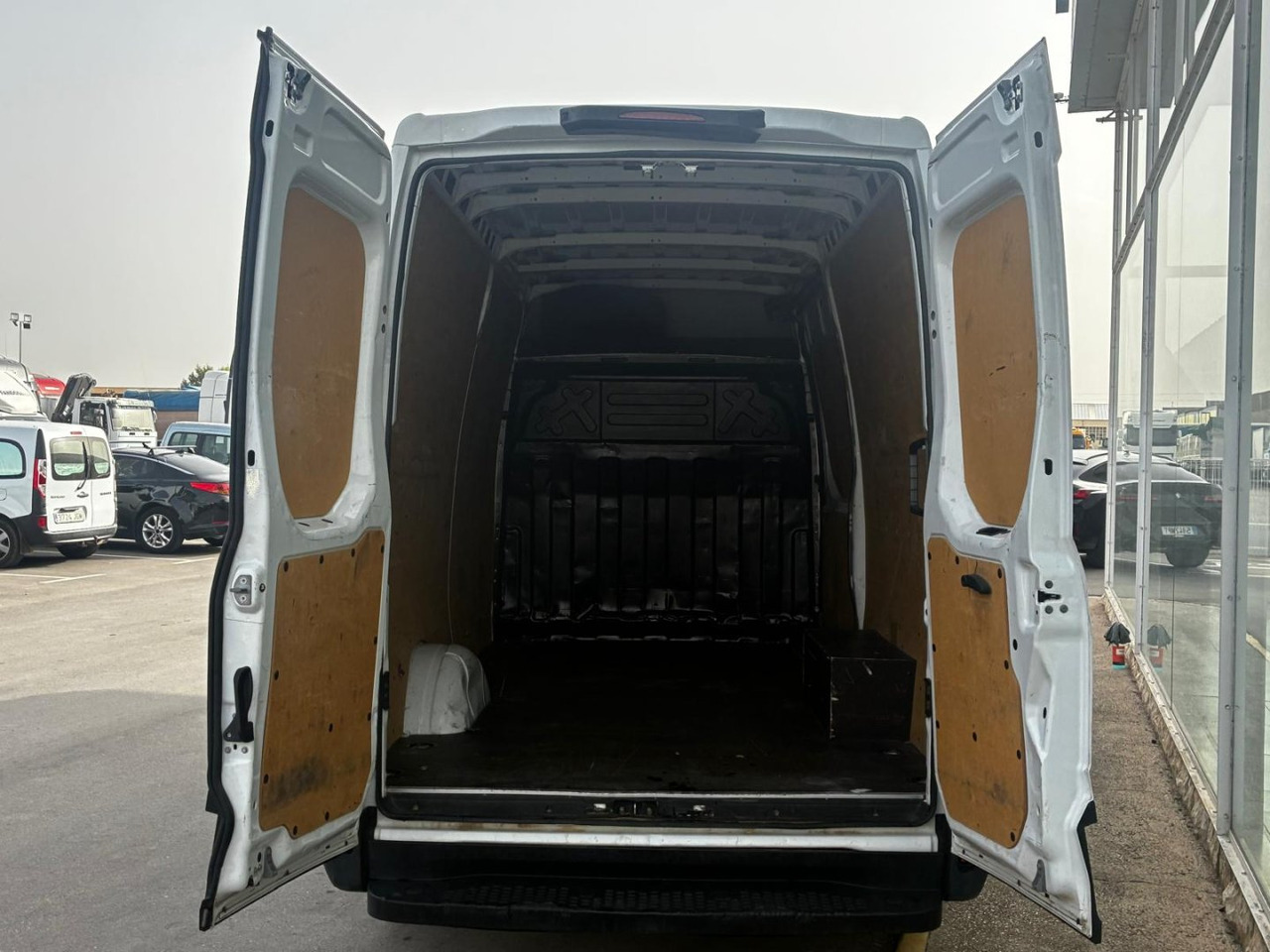 Furgón IVECO 35S16 V 12m3 - Furgon: 5 kép. Furgón IVECO 35S16 V 12m3 - Furgon: 5 kép.