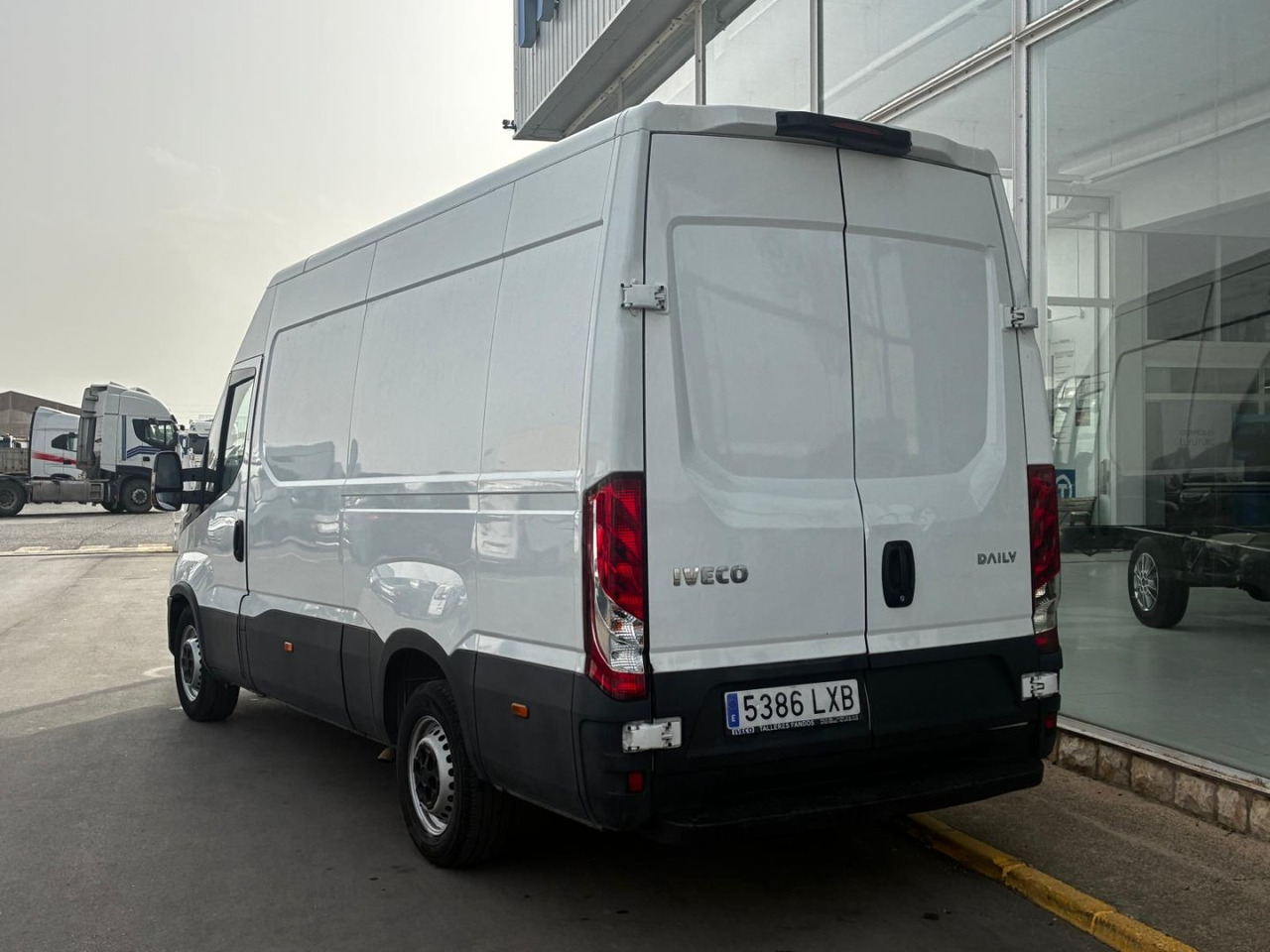 Furgón IVECO 35S16 V 12m3 - Furgon: 4 kép. Furgón IVECO 35S16 V 12m3 - Furgon: 4 kép.