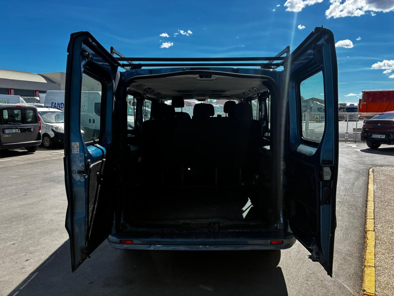 Furgón Opel Vivaro 9 Plazas - Furgon: 5 kép. Furgón Opel Vivaro 9 Plazas - Furgon: 5 kép.