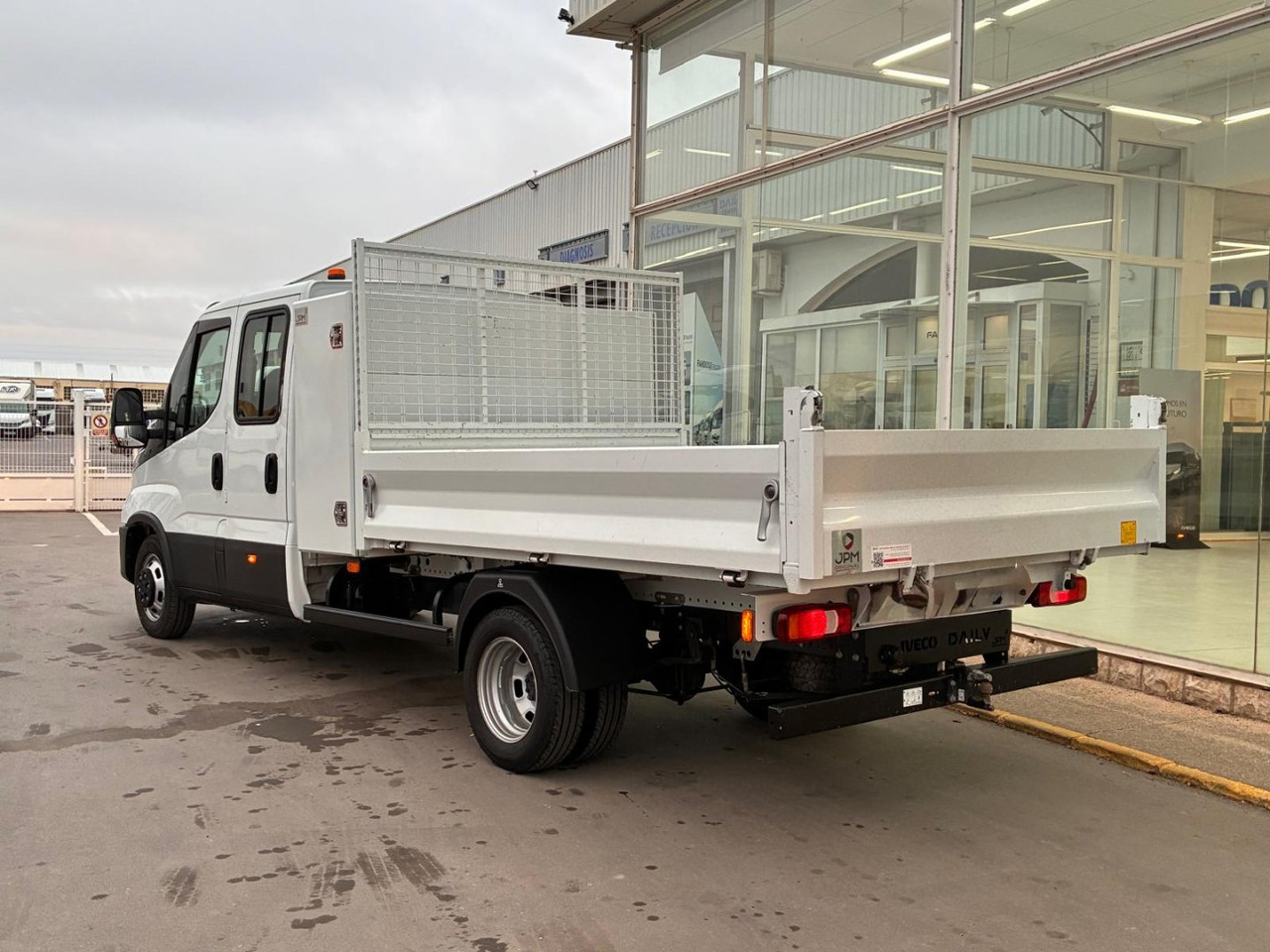 Volquete/Dumper IVECO 35C14 CAJA BASCULANTE DOBLE CABINA - Billenőplatós kisteherautó, Duplakabinos kisteherautó: 4 kép. Volquete/Dumper IVECO 35C14 CAJA BASCULANTE DOBLE CABINA - Billenőplatós kisteherautó, Duplakabinos kisteherautó: 4 kép.