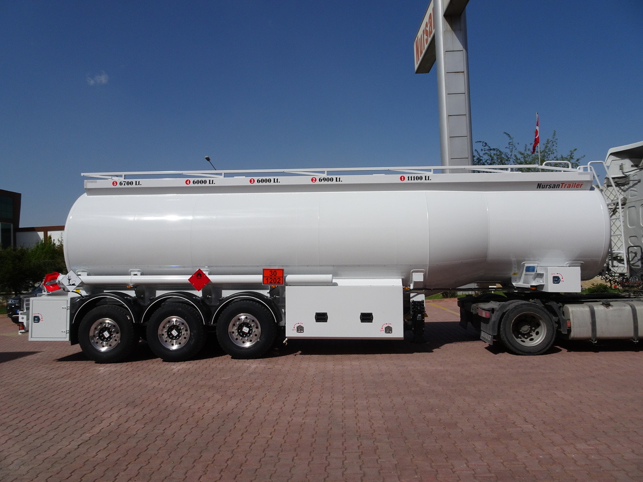 NURSAN Aluminium Tanker - Tartályos félpótkocsi: 3 kép. NURSAN Aluminium Tanker - Tartályos félpótkocsi: 3 kép.