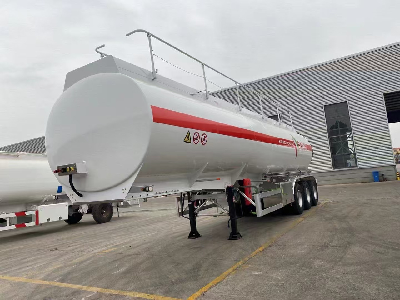 30,000–60,000 Liters Single or Multiple Compartments Customizable tank trailers available - Tartályos félpótkocsi: 1 kép. 30,000–60,000 Liters Single or Multiple Compartments Customizable tank trailers available - Tartályos félpótkocsi: 1 kép.