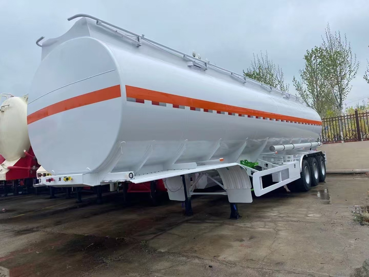 30,000–60,000 Liters Single or Multiple Compartments Customizable tank trailers available - Tartályos félpótkocsi: 3 kép. 30,000–60,000 Liters Single or Multiple Compartments Customizable tank trailers available - Tartályos félpótkocsi: 3 kép.