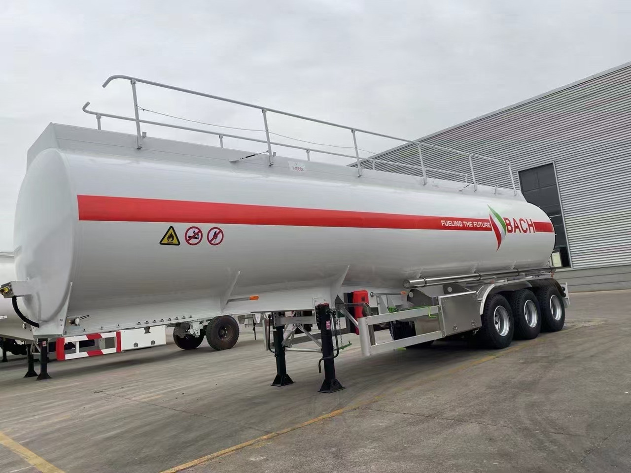 30,000–60,000 Liters Single or Multiple Compartments Customizable tank trailers available - Tartályos félpótkocsi: 2 kép. 30,000–60,000 Liters Single or Multiple Compartments Customizable tank trailers available - Tartályos félpótkocsi: 2 kép.