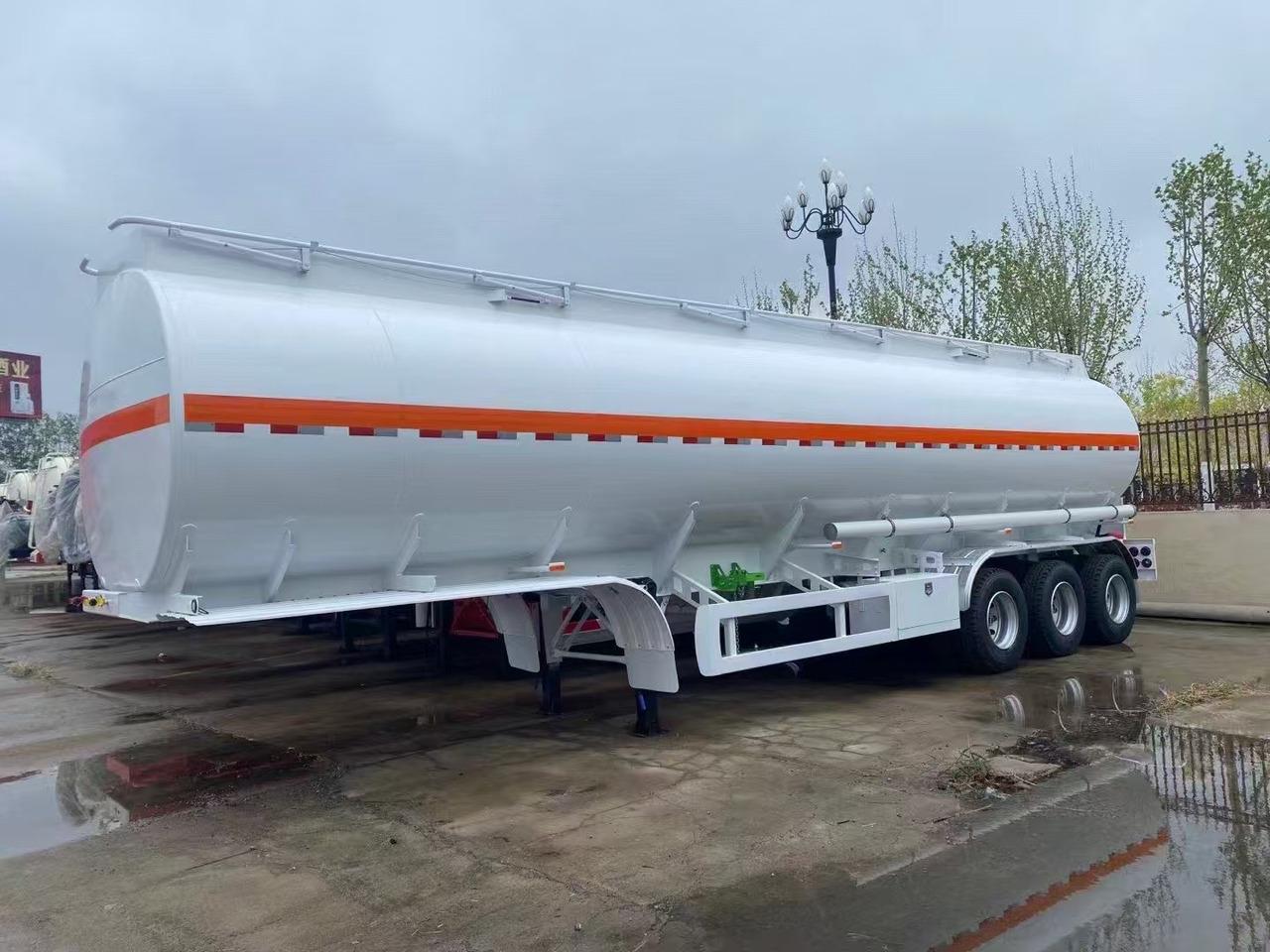 30,000–60,000 Liters Single or Multiple Compartments Customizable tank trailers available - Tartályos félpótkocsi: 5 kép. 30,000–60,000 Liters Single or Multiple Compartments Customizable tank trailers available - Tartályos félpótkocsi: 5 kép.