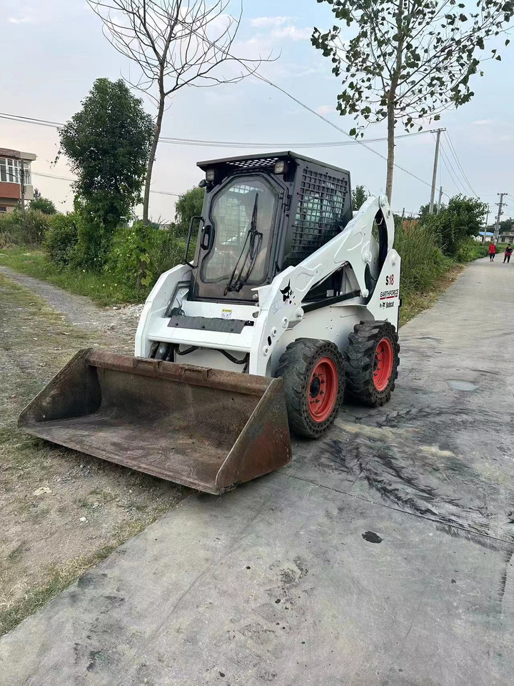 BOBCAT S18 - Mini homlokrakodó: 2 kép. BOBCAT S18 - Mini homlokrakodó: 2 kép.
