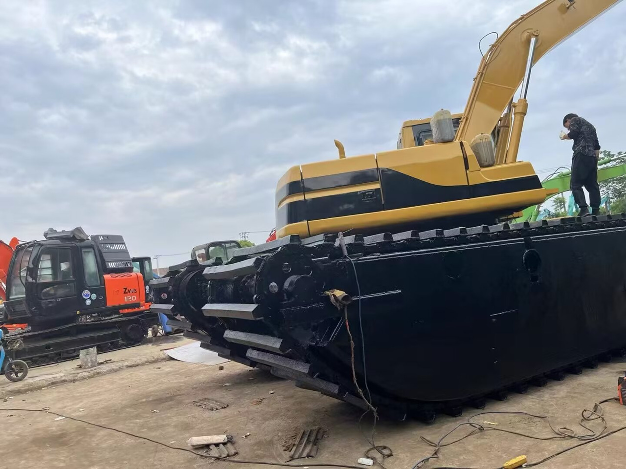 CAT 320 BL dredger 320 CL dredge - Kétéltű kotrógép: 3 kép. CAT 320 BL dredger 320 CL dredge - Kétéltű kotrógép: 3 kép.