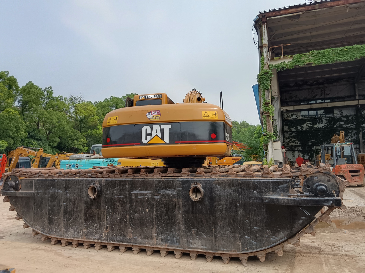 CAT 320BL 320CL Customizable Dredger - Kétéltű kotrógép: 2 kép. CAT 320BL 320CL Customizable Dredger - Kétéltű kotrógép: 2 kép.