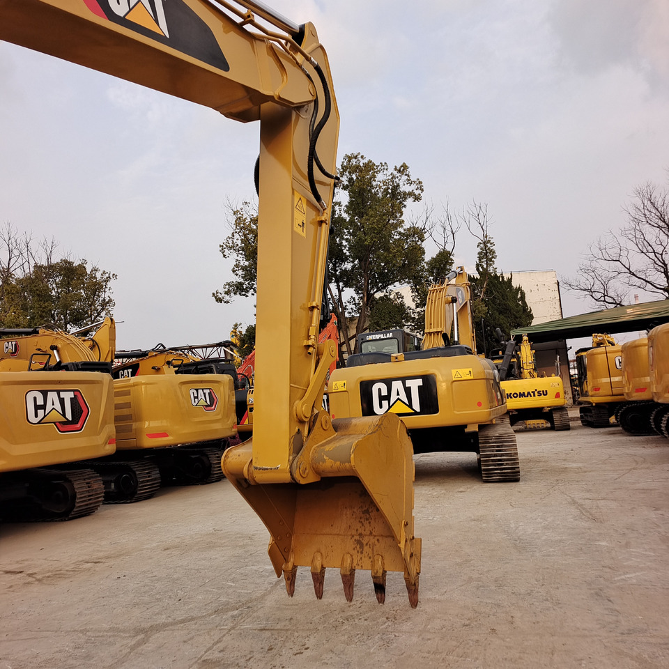 CAT 320D - Lánctalpas kotró: 3 kép. CAT 320D - Lánctalpas kotró: 3 kép.