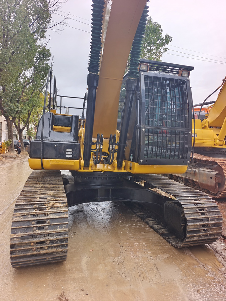 CAT 320D2L WITH 3 CAMERAS - Lánctalpas kotró: 1 kép. CAT 320D2L WITH 3 CAMERAS - Lánctalpas kotró: 1 kép.